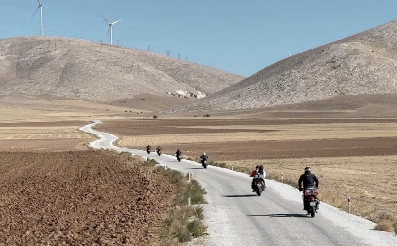 Kapadokya’da motosiklet turu neden sadece bir yolculuk değil, aynı zamanda zihnin yeniden başlatılmasıdır